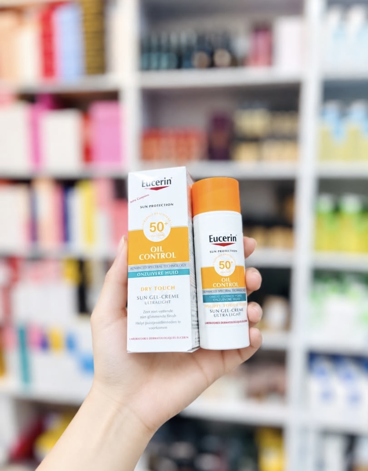 ضد آفتاب فاقد چربی اوسرین مدل Oil Control Dry Touch SPF50+ مناسب پوست چرب و مستعد جوش