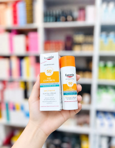 ضد آفتاب فاقد چربی اوسرین مدل Oil Control Dry Touch SPF50+ مناسب پوست چرب و مستعد جوش