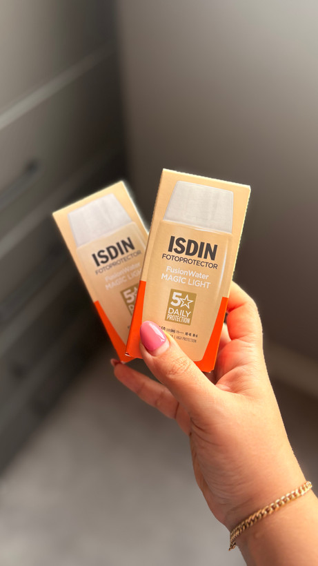 ضدآفتاب فیوژن واتر مجیک رنگ لایت ایزدین spf50+